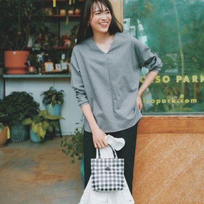 秋に活躍【長袖ブラウス】はVネック＆抜き襟が上品！カットソー感覚で着られる