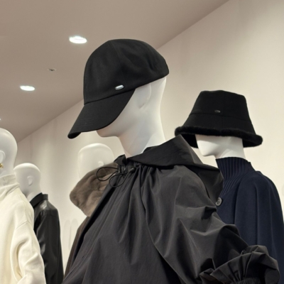 この秋【PLST】で買うべき「黒小物」3選！小顔見えキャップ、バレエシューズ…