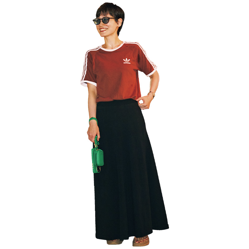 スポーティなTシャツにスカートを合わせて今っぽいキレイめコーデが完成