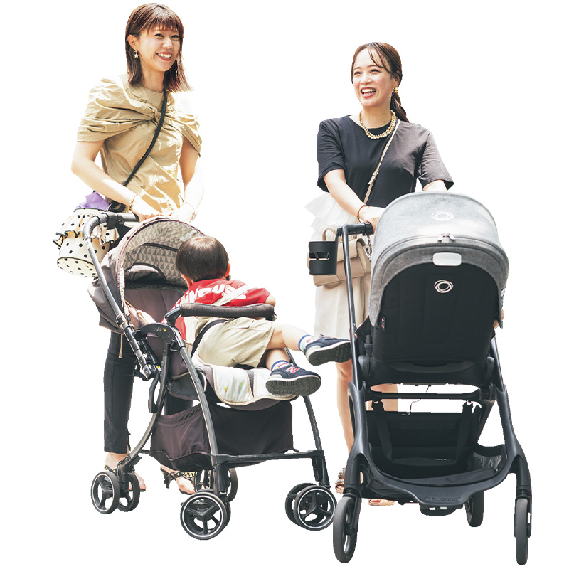 甘トップスとパンツコーデでベビーカーを押す二人のママたち