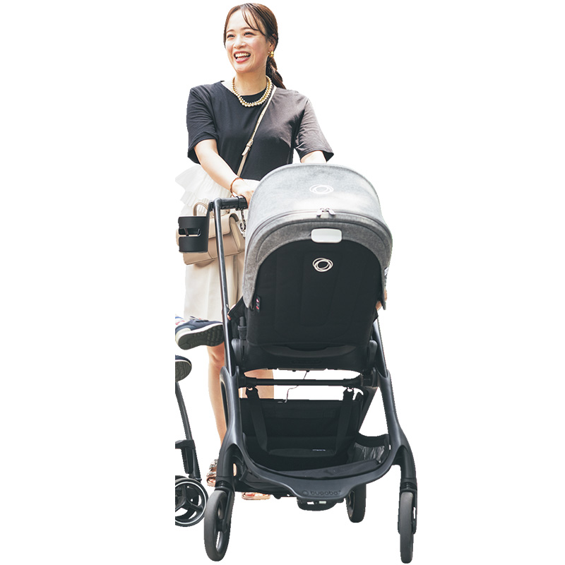 フリル付きトップスとハーフパンツにカフネのショルダーバッグを斜めがけしたカートママ