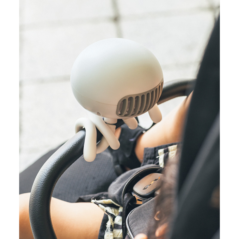 タコ型扇風機を取り付けたベビーカー