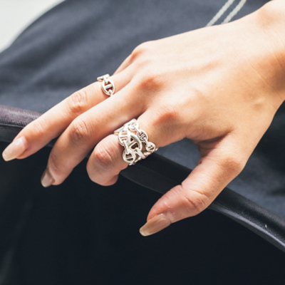 エルメス、カルティエ…ベビーカーママの『手元ジュエリー』は王道ブランドが人気！