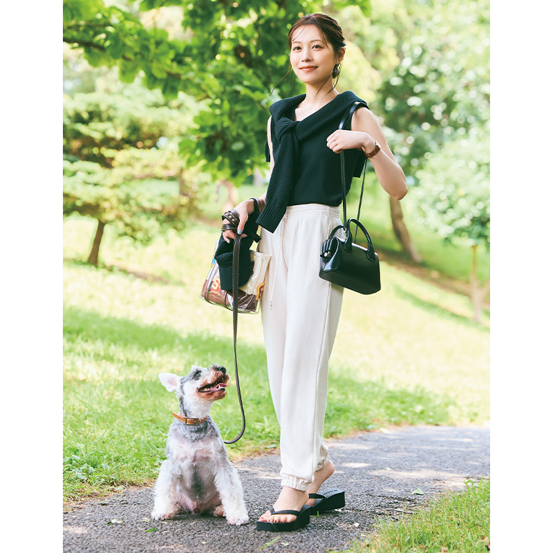 ローブブランのトップスにH＆Mの白スウェットパンツを穿いて犬の散歩をする楫真梨子さん