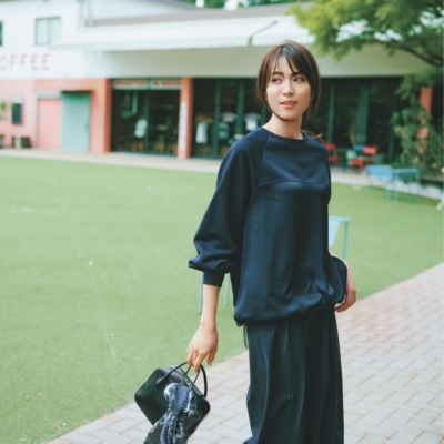 学校ママに【立体ブラウス】でネイビーコーデの脱無難を叶える！