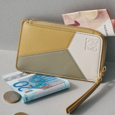 ロエベ、セリーヌ…キレイめ派注目の「ブランドミニ財布」3選！