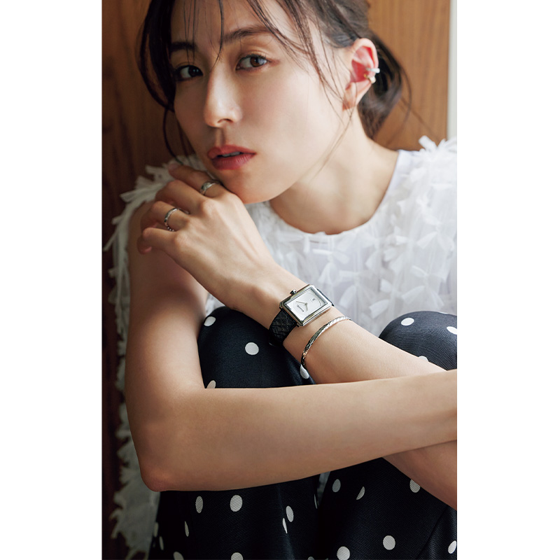 甘トップスとドット柄パンツにシャネルのジュエリーと腕時計ボーイフレンドを合わせた笹川友里さん