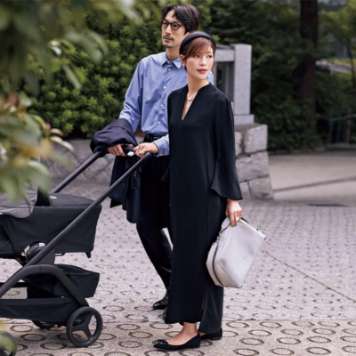 【お宮参り】は黒ワンピース×フラットシューズで！流線シルエットで華やかさも