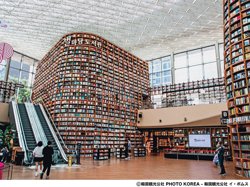 5万冊の本が並ぶ大図書館