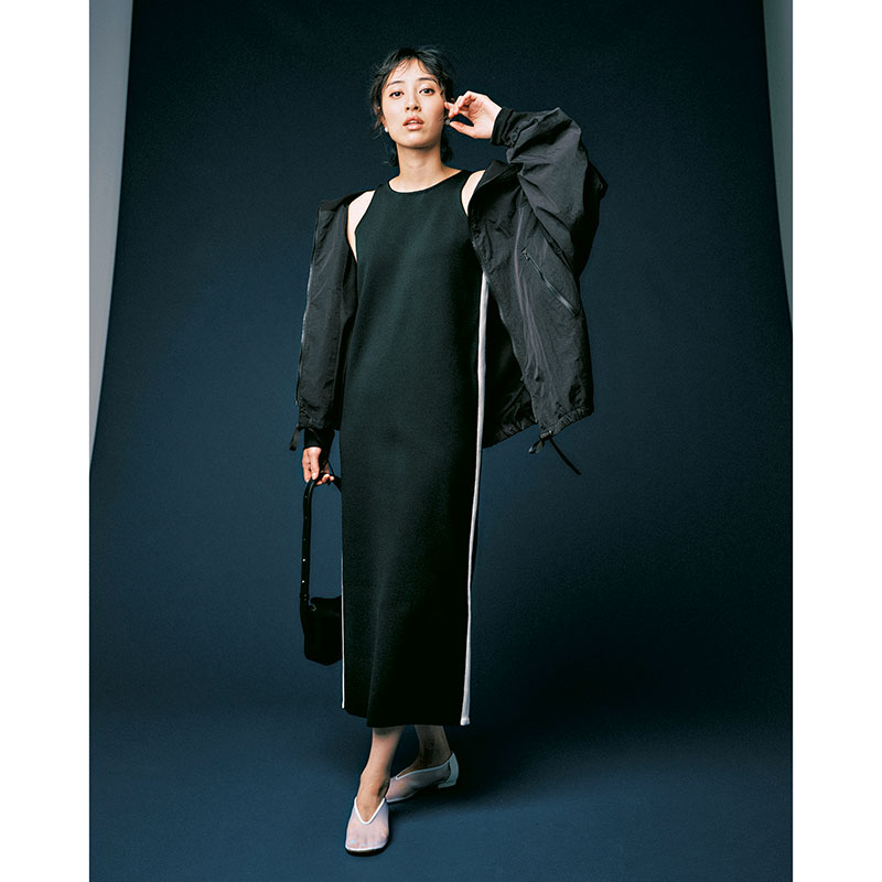 脚カバーに効果的なTHIRD MAGAZINEのラインニットワンピースを着た岡本あずささん