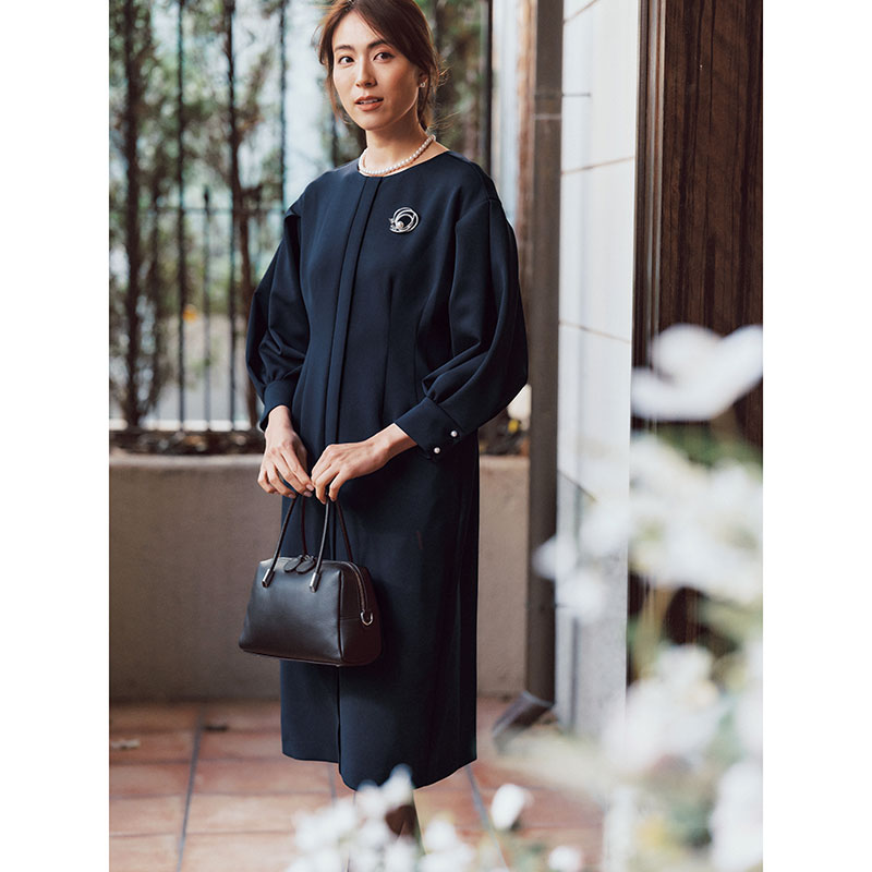 ALEGREのストレッチポンチワンピースにネックレスを合わせた笹川友里さん