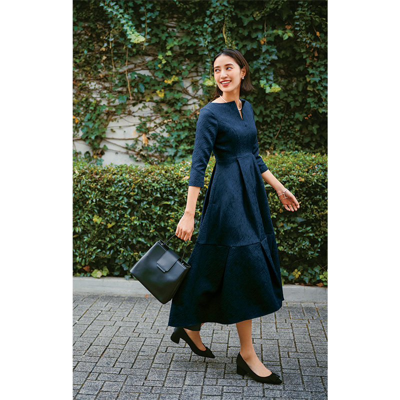 ヒップカバーに効果的なL’AUBE BLANCのキーネックジャカードドレスを着た岡本あずささん
