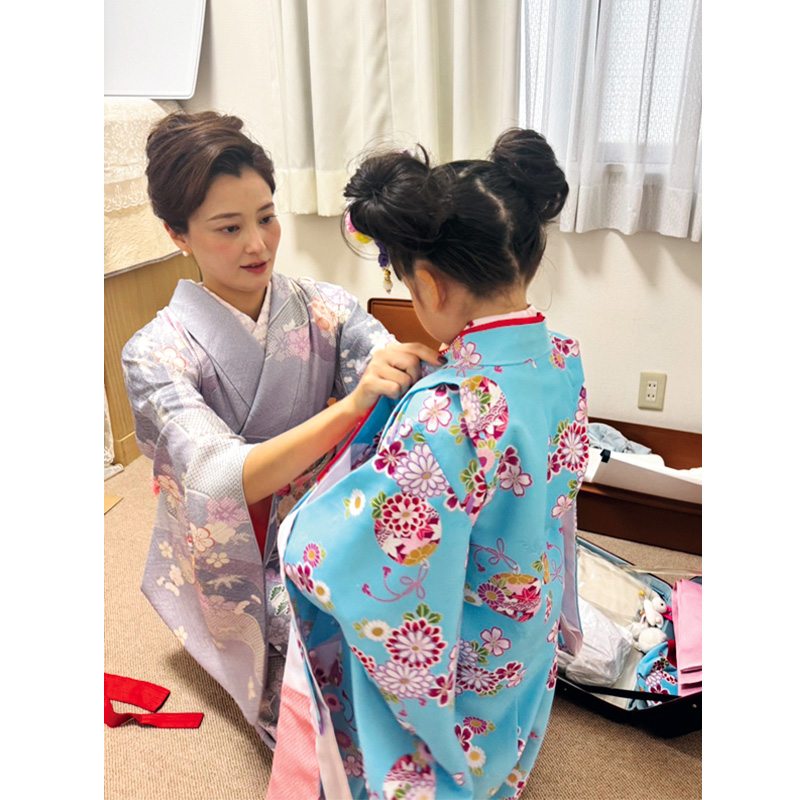 着物を着た原田夏希さんと娘さん