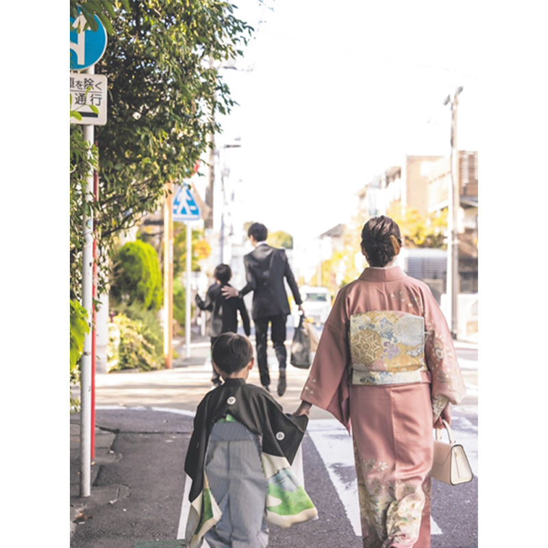 和装したママと男の子の後ろ姿