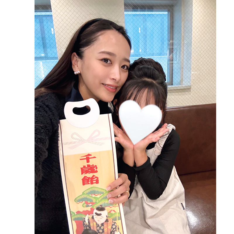 千歳飴を持つ近藤千尋さんと娘さん
