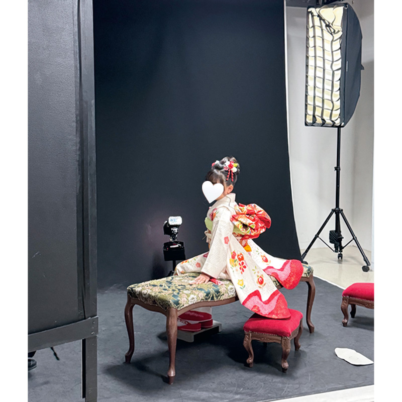 伊勢丹写真室で七五三写真を撮る近藤千尋さんの娘さん
