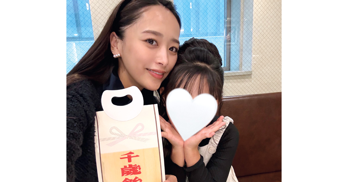 千歳飴を持った近藤千尋さんと娘さん