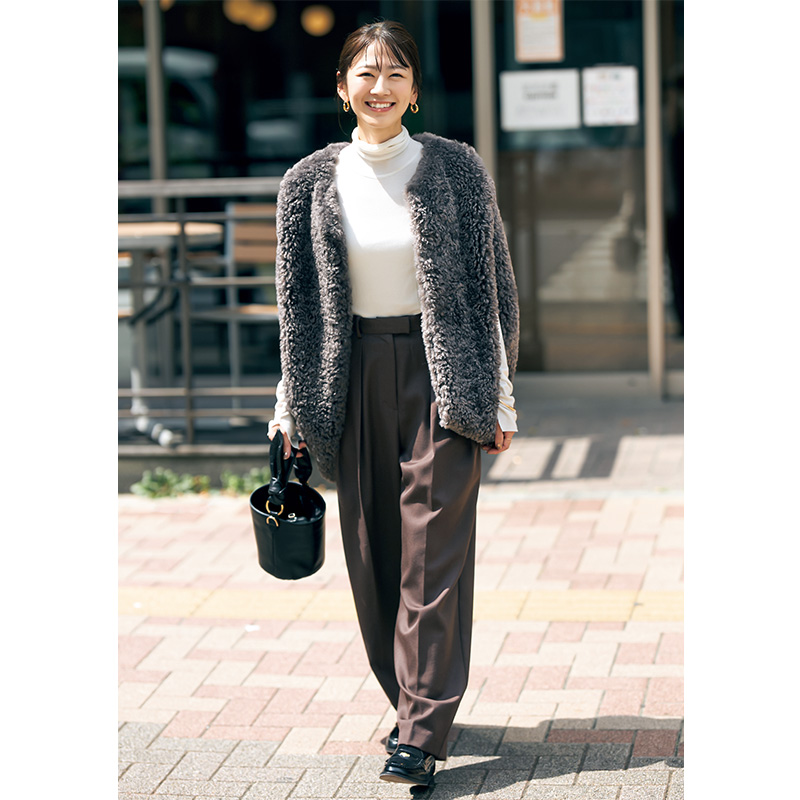 サンテ バイ エトレトウキョウのエコファーポンチョコートを着たVERYスタッフ