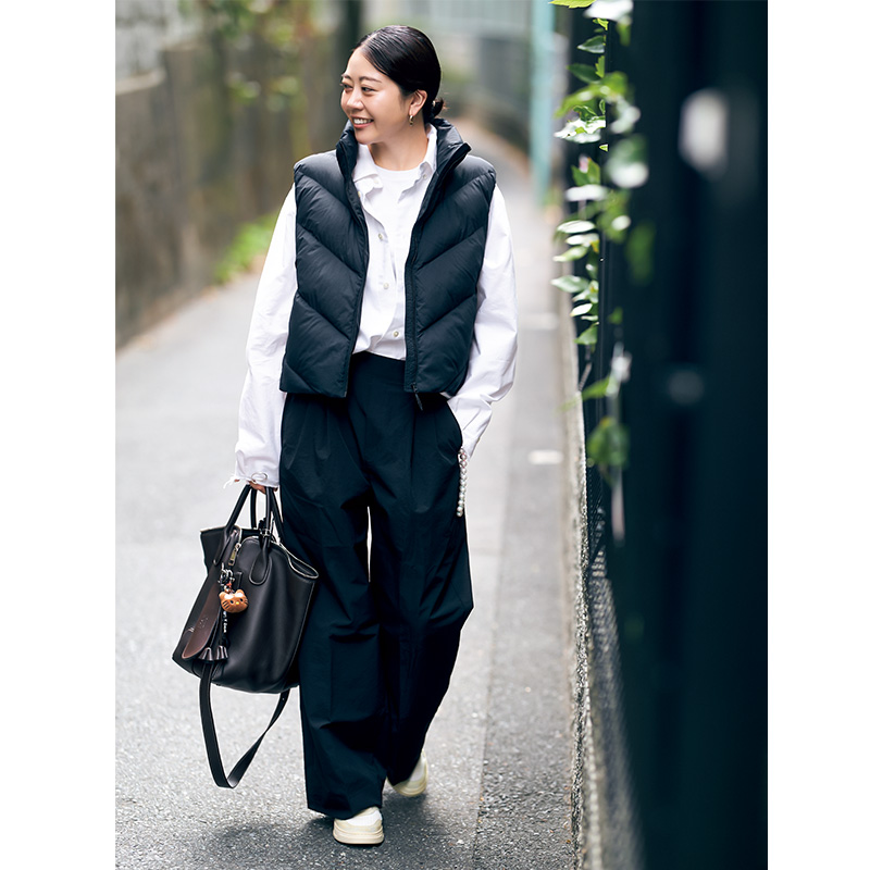 ユニクロのクロップドベストを私物のシャツやパンツに合わせるスタイリスト坂野陽子さん