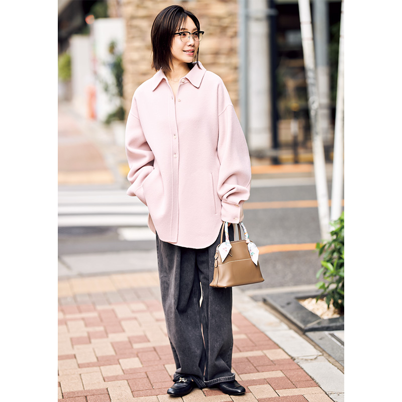 トゥデイフルのピンクジャケットを私物に合わせて着こなすVERYライター