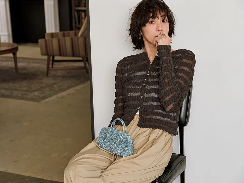 シアー素材の茶色カーデにチノパンのコーディネート