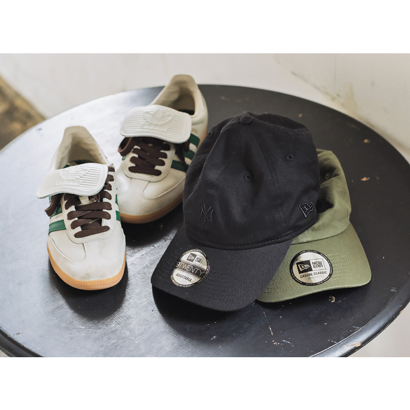 VERY読者私物のニューエラのキャップとスニーカー