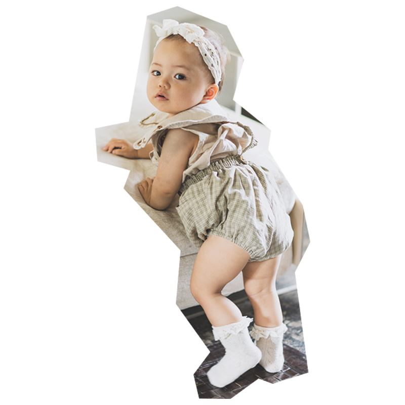 淡い色のお洋服でコーディネートした赤ちゃん