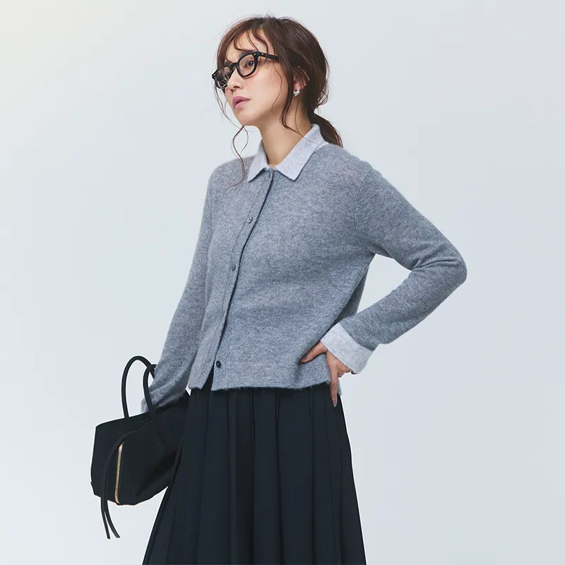 グレーのカーデに薄いグレーの襟シャツをイン、黒のスカートと合わせたコーディネート