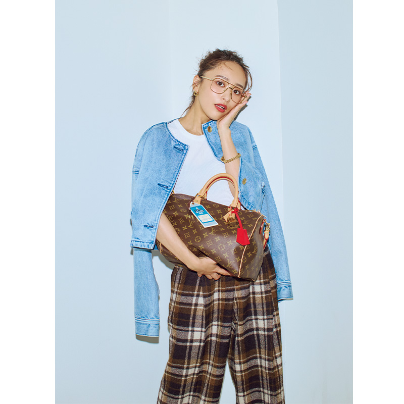 デニムジャケットとチェック柄のパンツに私物のルイ・ヴィトンのスピーディを持った近藤千尋さん