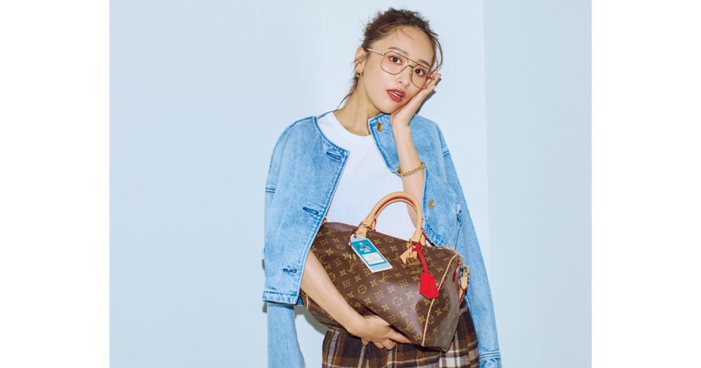 タンクトップにデニムジャケットを羽織って私物のルイ・ヴィトンのスピーディを持った近藤千尋さん