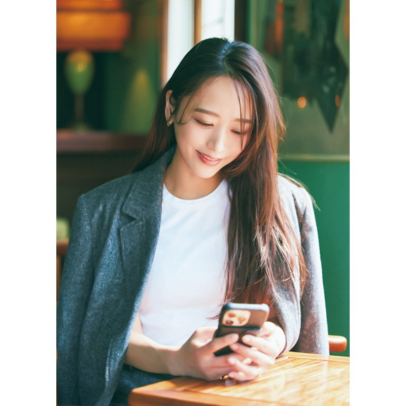 携帯を見る近藤千尋さん