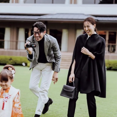 【七五三ママ】上品なケープアウターがドラマチック！外での写真映えも叶う