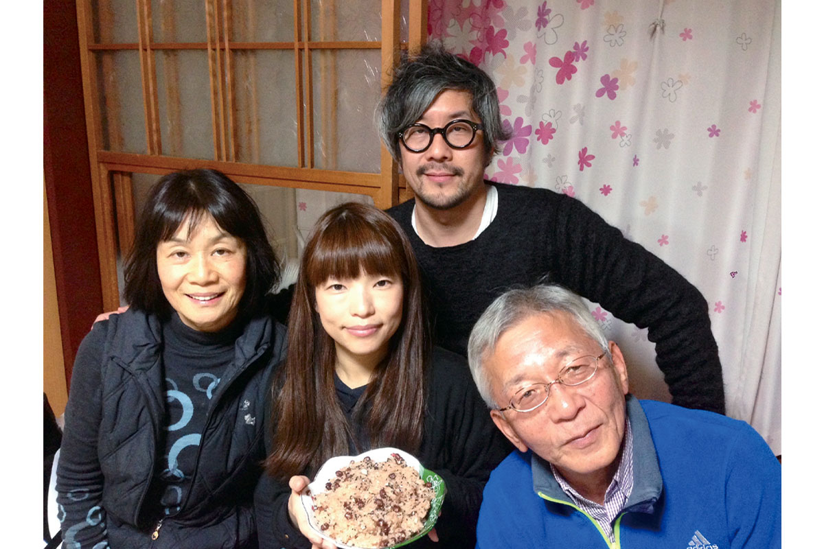 夫と義父母と長男妊娠を祝う呉美保さん