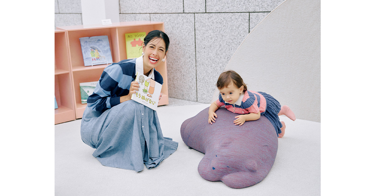 横浜美術館で遊ぶ森泉さんと子ども