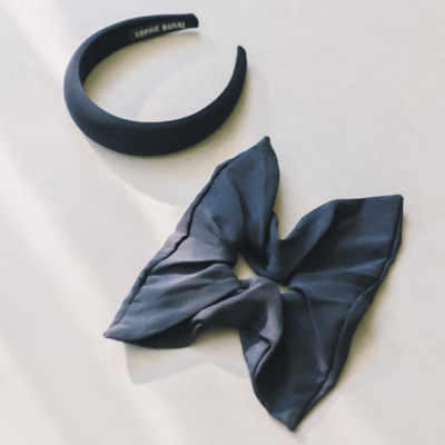 【上品シュシュ、カチューシャetc.】きちんとシーンで活躍する「黒紺オシャレ小物」4選！