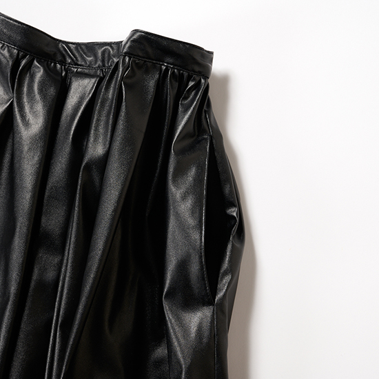 【THREE SQUARE】 フェイクレザースカート