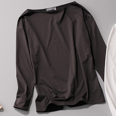 VERYスタイリストが即ポチった『新名品ロンT』！今どきブラウンが狙い目