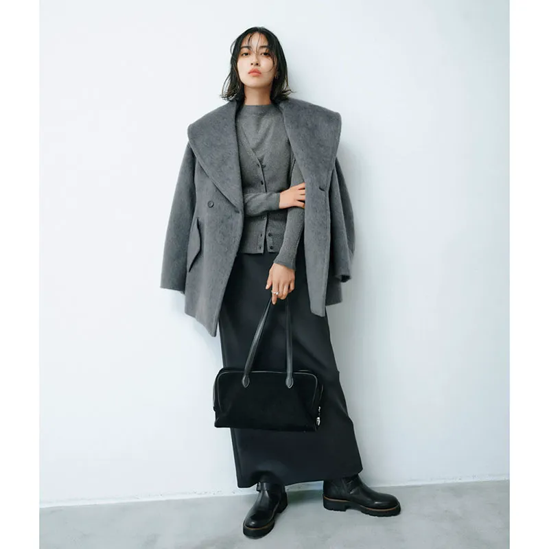 グレーのウールコートにニットアンサンブル、黒のタイトスカート、ブーツのコーデ