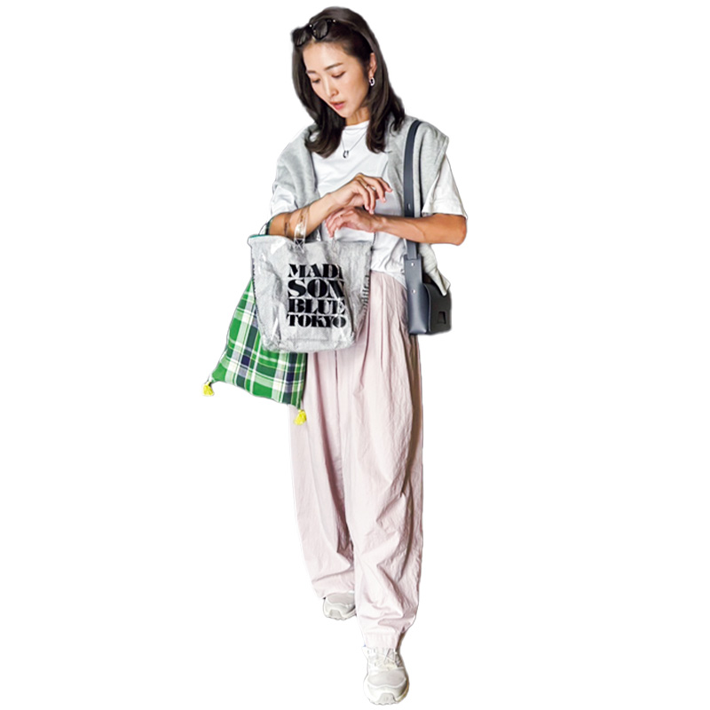 Tシャツとシャカシャカパンツのコーデにバッグを3個持ちした読者ママ