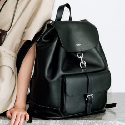 通勤ママの鉄板【黒リュック】に新星登場！極小ポシェットとの“セット使い”が便利