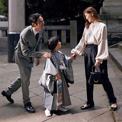 【七五三】ブラウス×黒パンツでも華やか！光沢でハレの日らしい特別感を