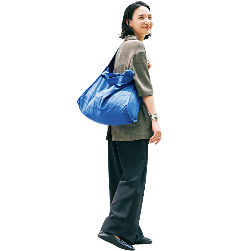 &herのキャンバスバッグを持つママ