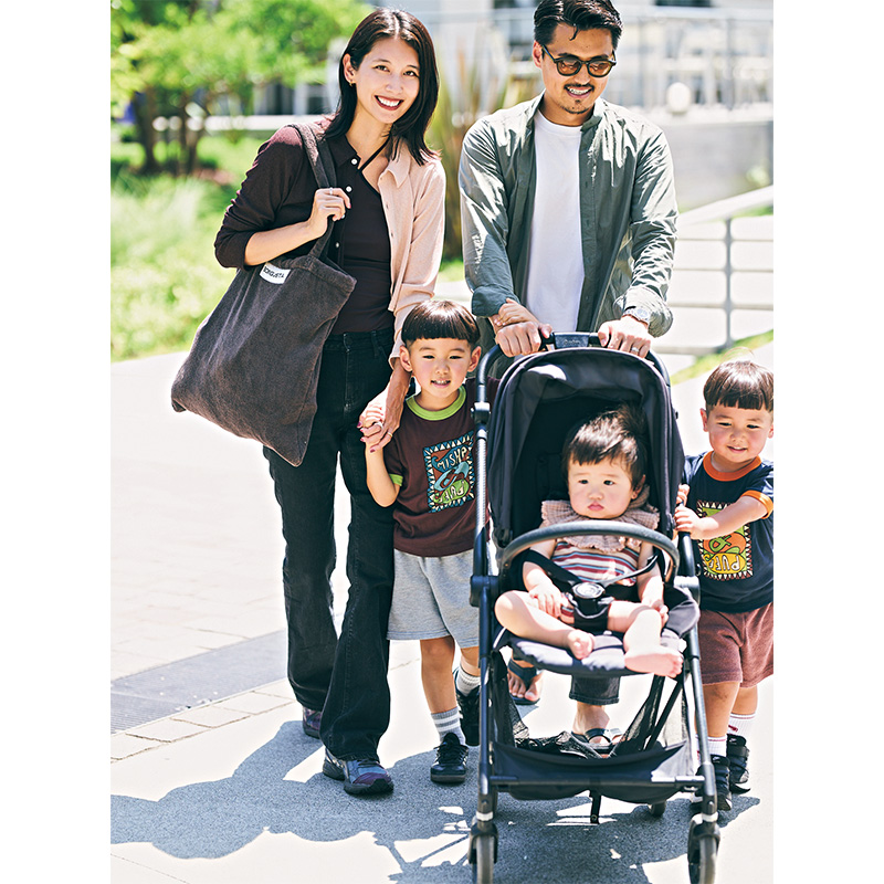 ボングスタのバッグを持つママと家族