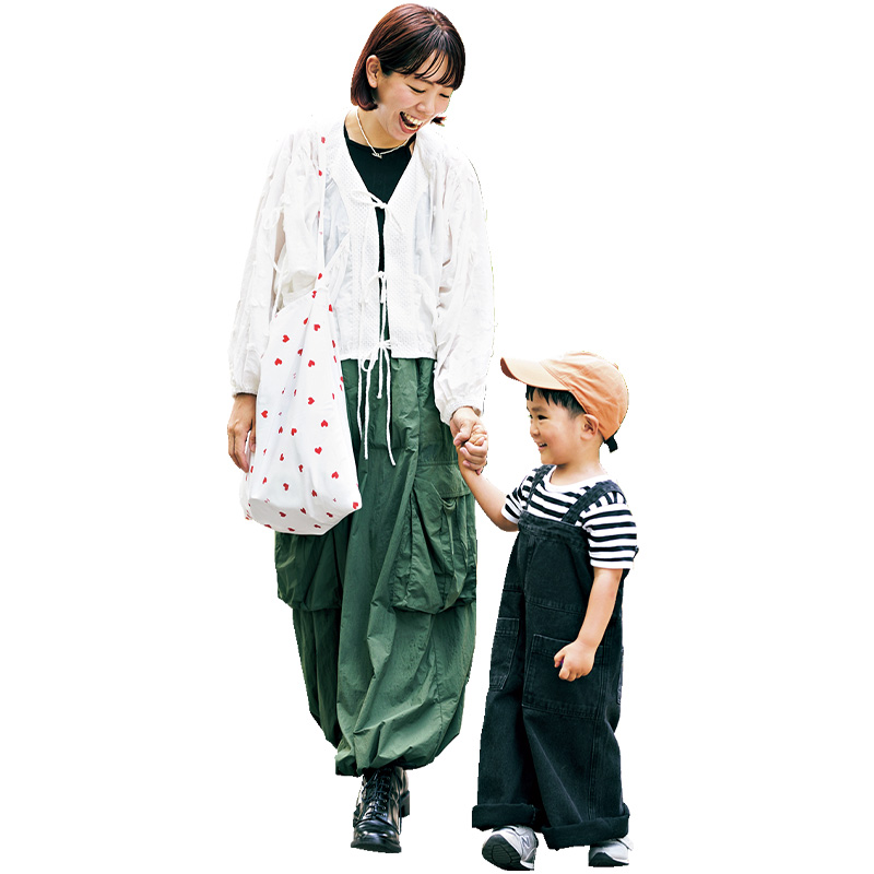 ANYWHERE PRODUCTSのバッグを持つママと一緒に歩く子ども