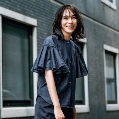 秋の“ネイビーコーデ”は脱マンネリに効く【華やかブラウス】が頼れる！