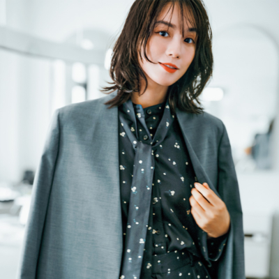 時短オシャレに【小花柄ブラウス】が想像以上！“キレイめシーン”で着るなら？