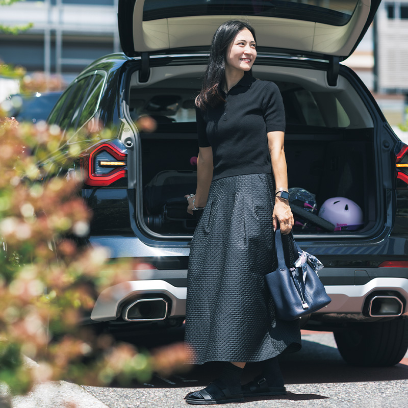 【子連れ黒コーデ】オシャレママに『機能性スカート』がトレンド入り！