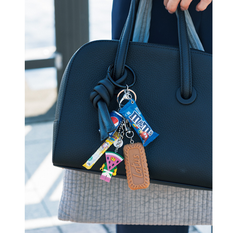 韓国のガチャガチャで集めたストラップでバッグ盛り