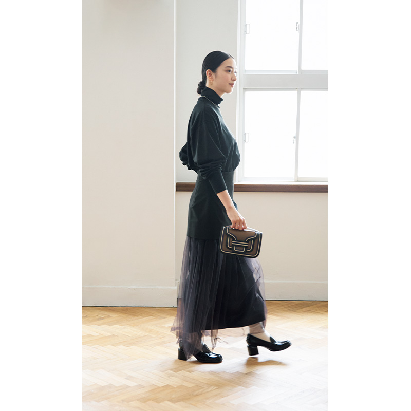 タートルとスリット入りチュールスカートをエレガントに着こなす武井咲さん