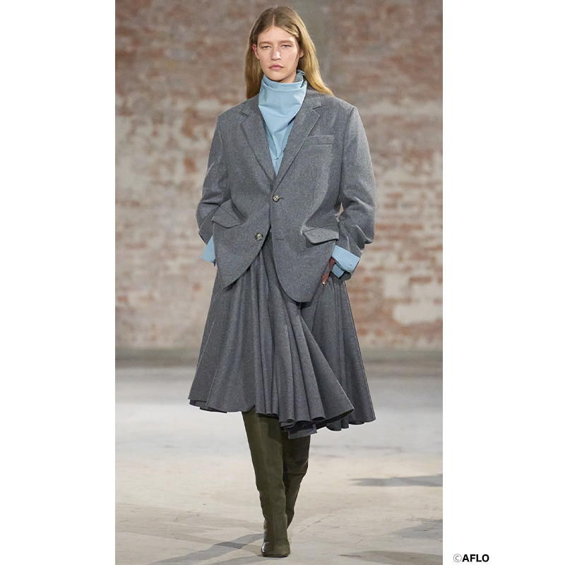 AMI PARISのプリーツスカートコーデ